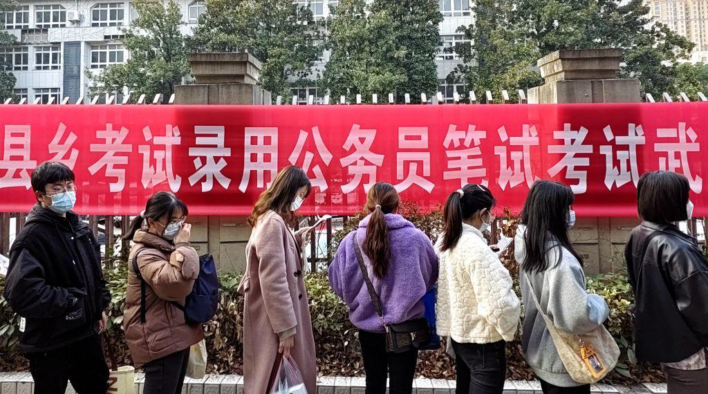 公務員考試前大排長龍