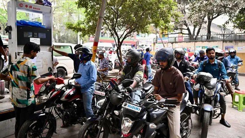 জ্বালানি তেল নিতে বাংলাদেশের এক ফিলিং স্টেশনে দীর্ঘ লাইন
