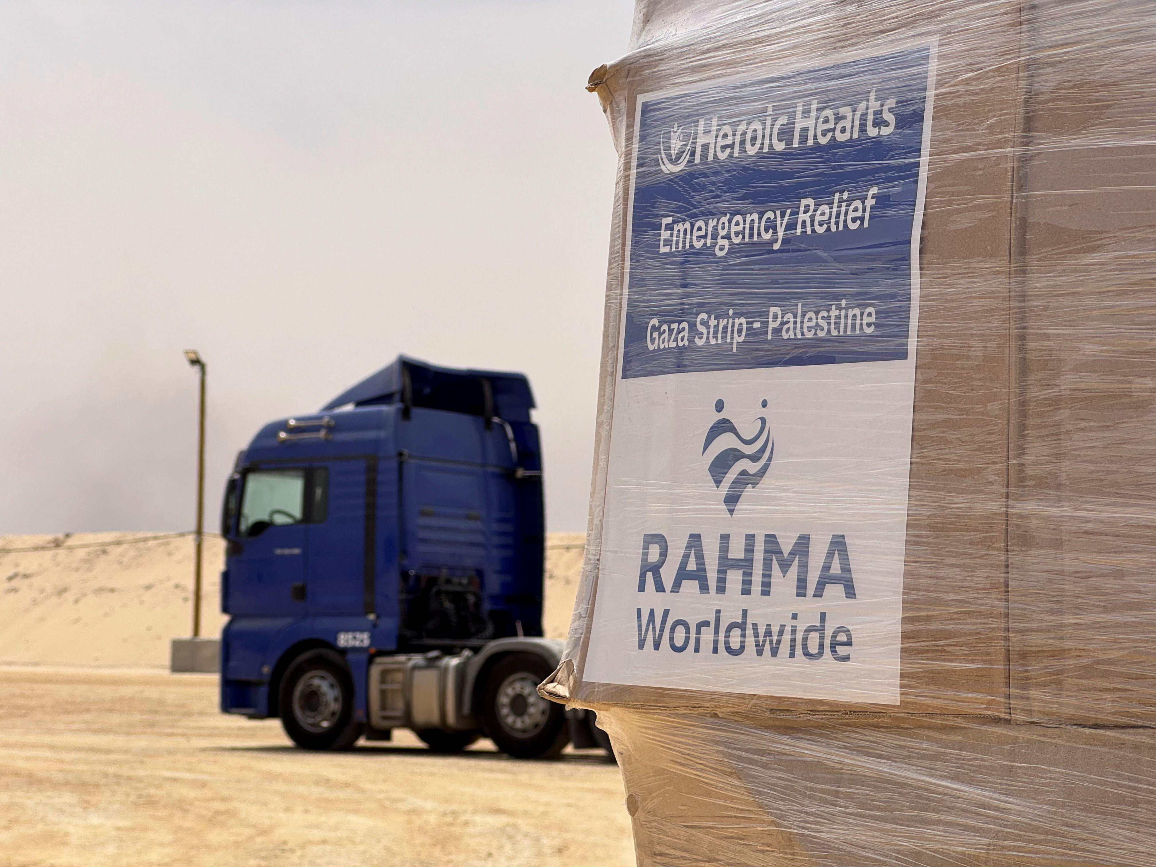 صورة تظهر شعار مؤسسة "رحمة حول العالم" ملصقاً على صناديق مساعدات معدّة للتوزيع في قطاع غزة.