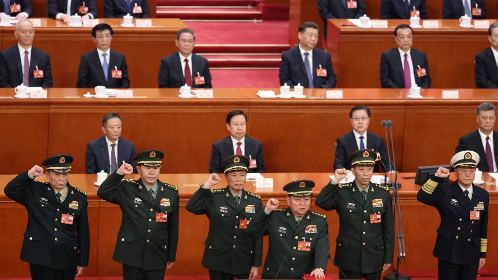 六個軍人舉起右拳宣誓