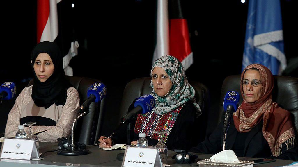 من اليمين إلى اليسار: نبيلة محسن علي الزبير، وانطلاق محمد المتوكل، وأفراح عبد العزيز صالح الزوبة، خلال مؤتمر صحفي في وزارة الإعلام الكويتية بمدينة الكويت في 8 مايو/أيار 2016.

