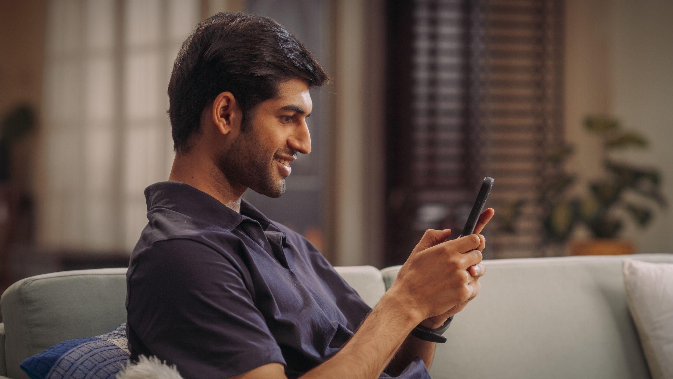 Homem indiano e seu telefone celular