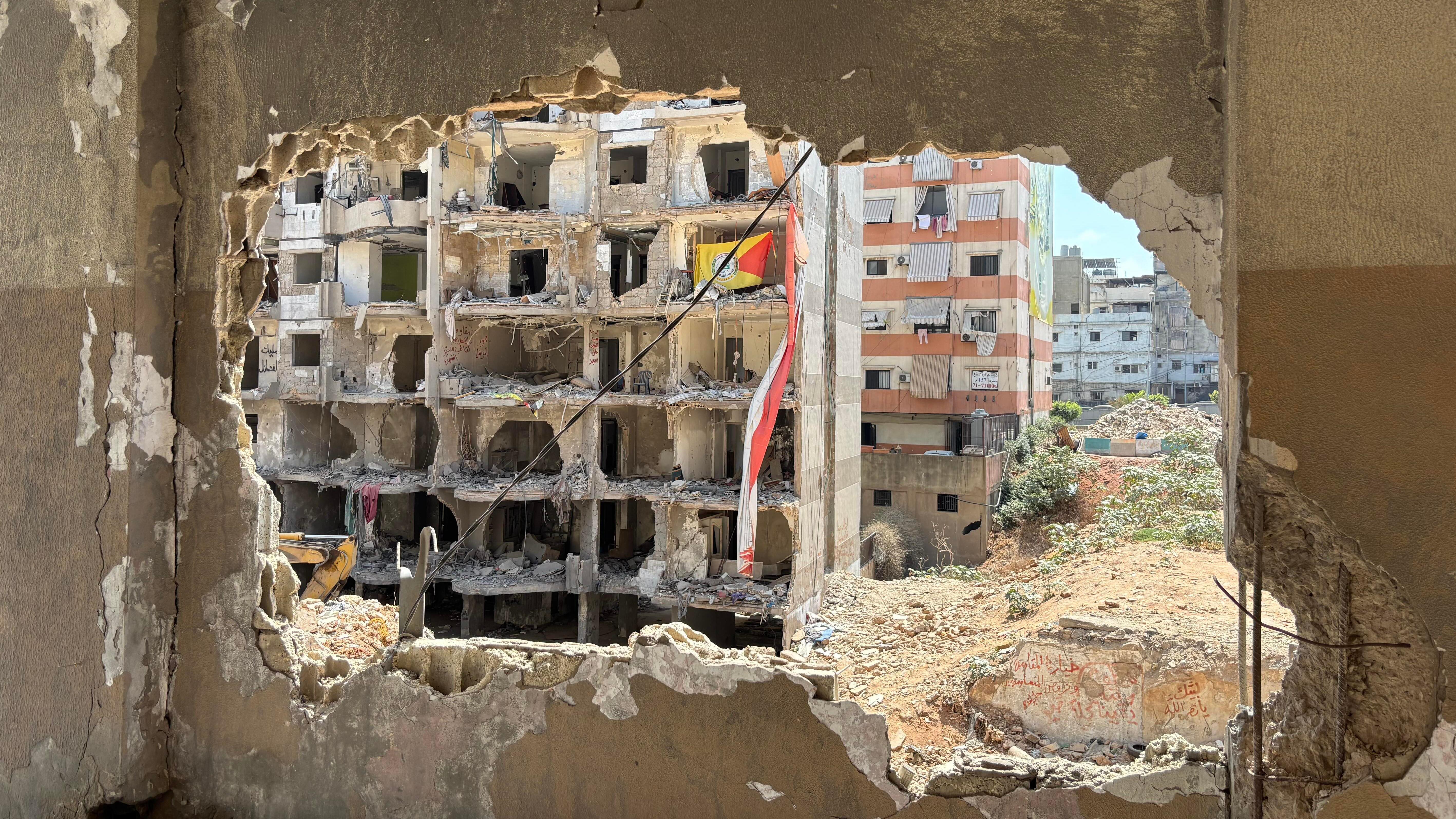 تقرير خاص - كيف غيّرت حرب غزة خريطة الصراع في الشرق الأوسط؟ 3 آثار القصف الإسرائيلي لا يزال حاضراً في الضاحية الجنوبية في بيروت.