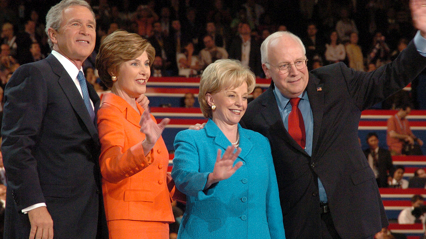 切尼先生（最右）與妻子琳恩出席 2004 年的共和黨全國代表大會，與喬治·W·布什總統及其妻子蘿拉一同現身。