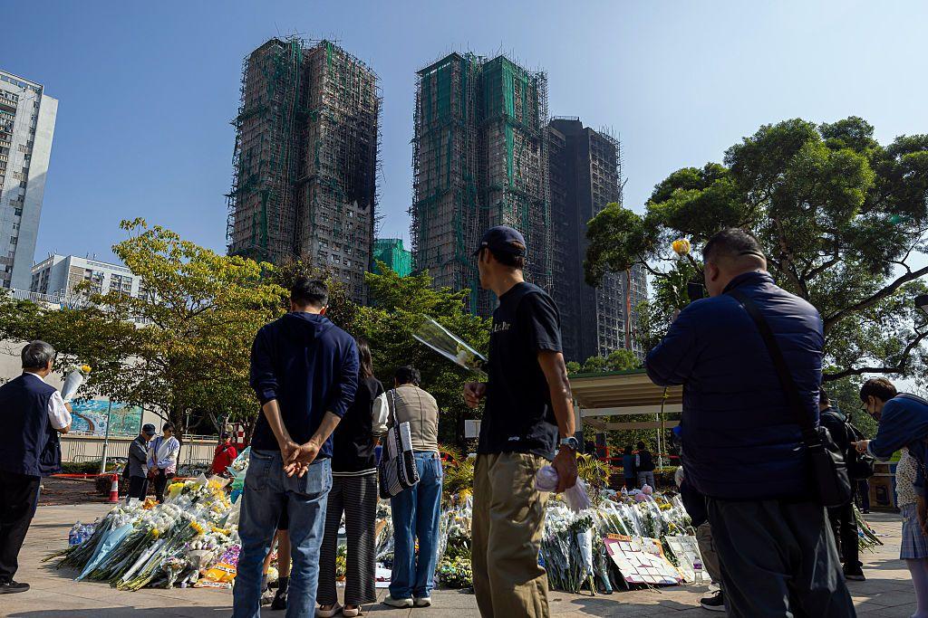 在宏福苑前的公園，一些市民正在獻花。
