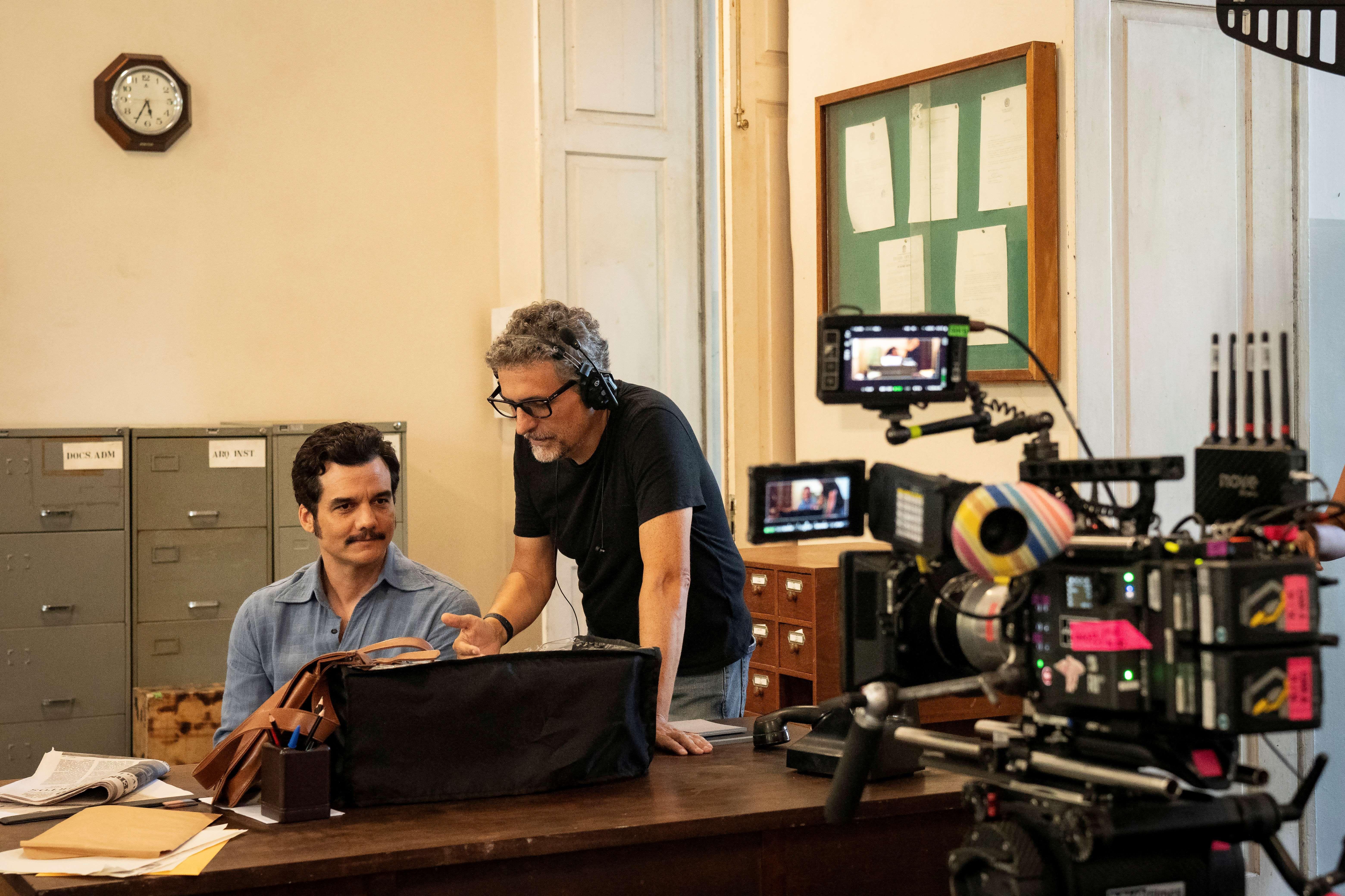 Wagner Moura e Kleber Mendonça Filho nos bastidores de O Agente Secreto