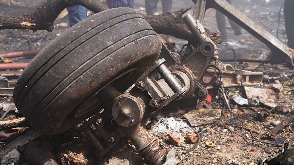 Una de las ruedas del avión en la zona