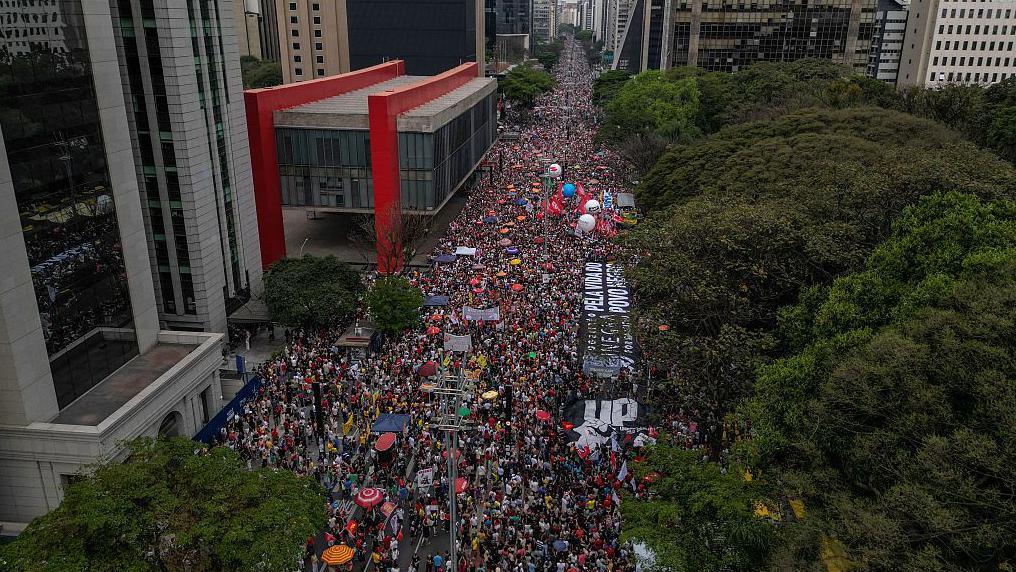 Vista a&eacute;rea de ato dos movimentos sociais e partidos de esquerda contra a chamada 