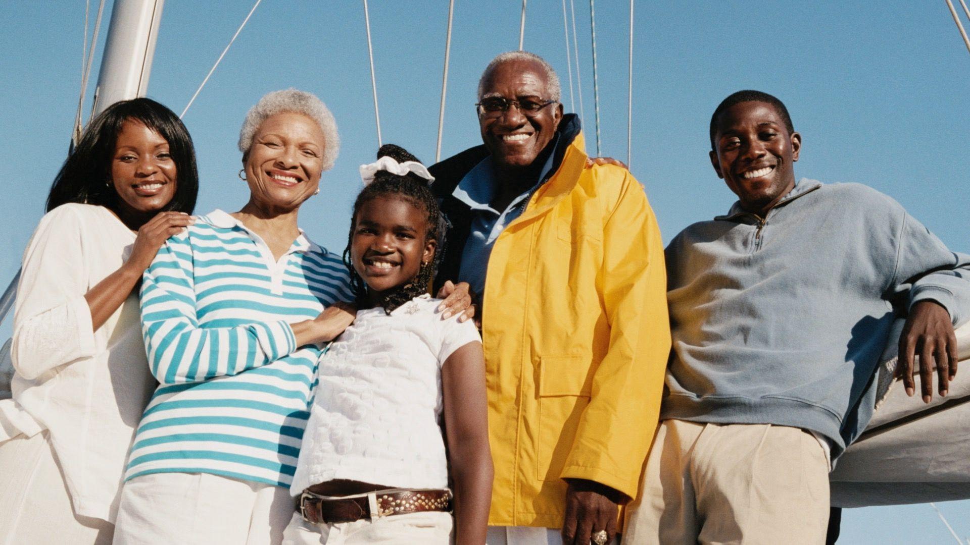 요트 앞에 서 있는 3대 가족의 모습