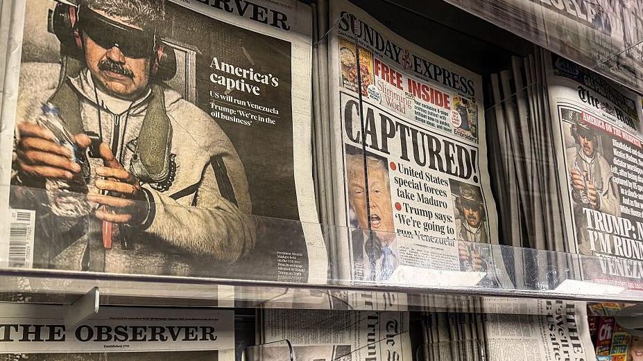 صحف مختلفة يظهر عليها خبر الهجوم الأمريكي على فنزويلا