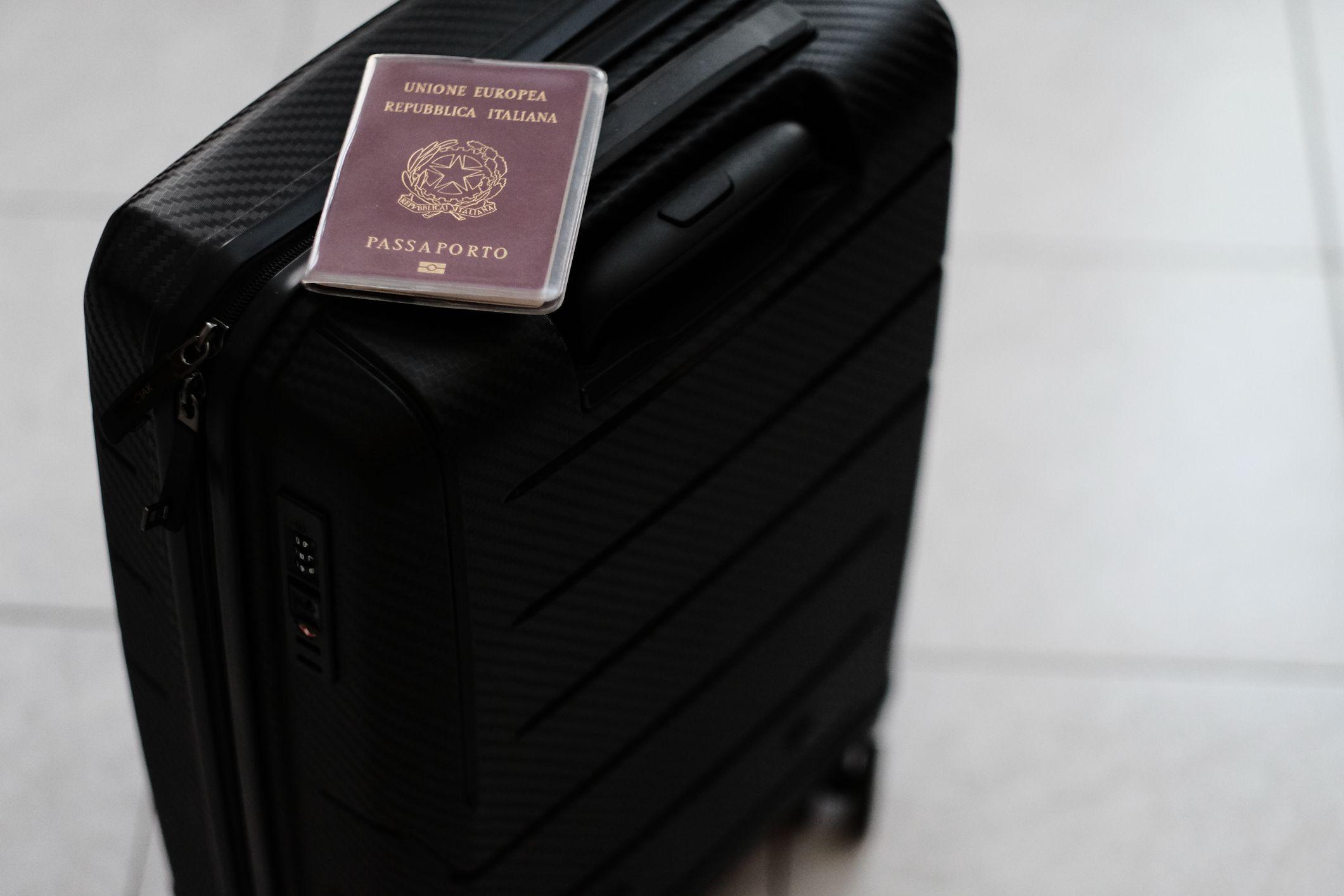 Passaporte italiano sobre mala