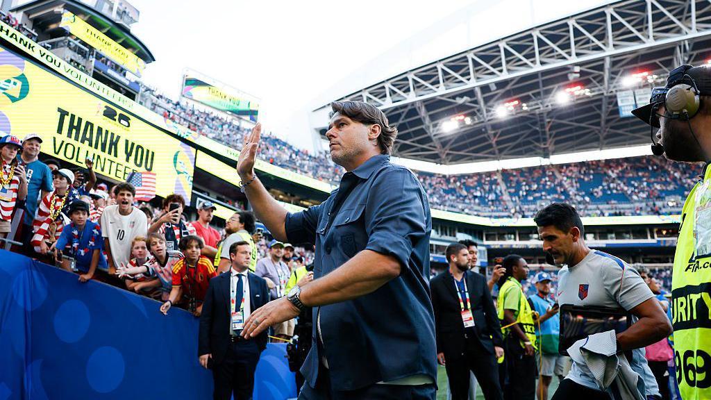 Mauricio Pochettino acena para os torcedores ao deixar o campo de jogo