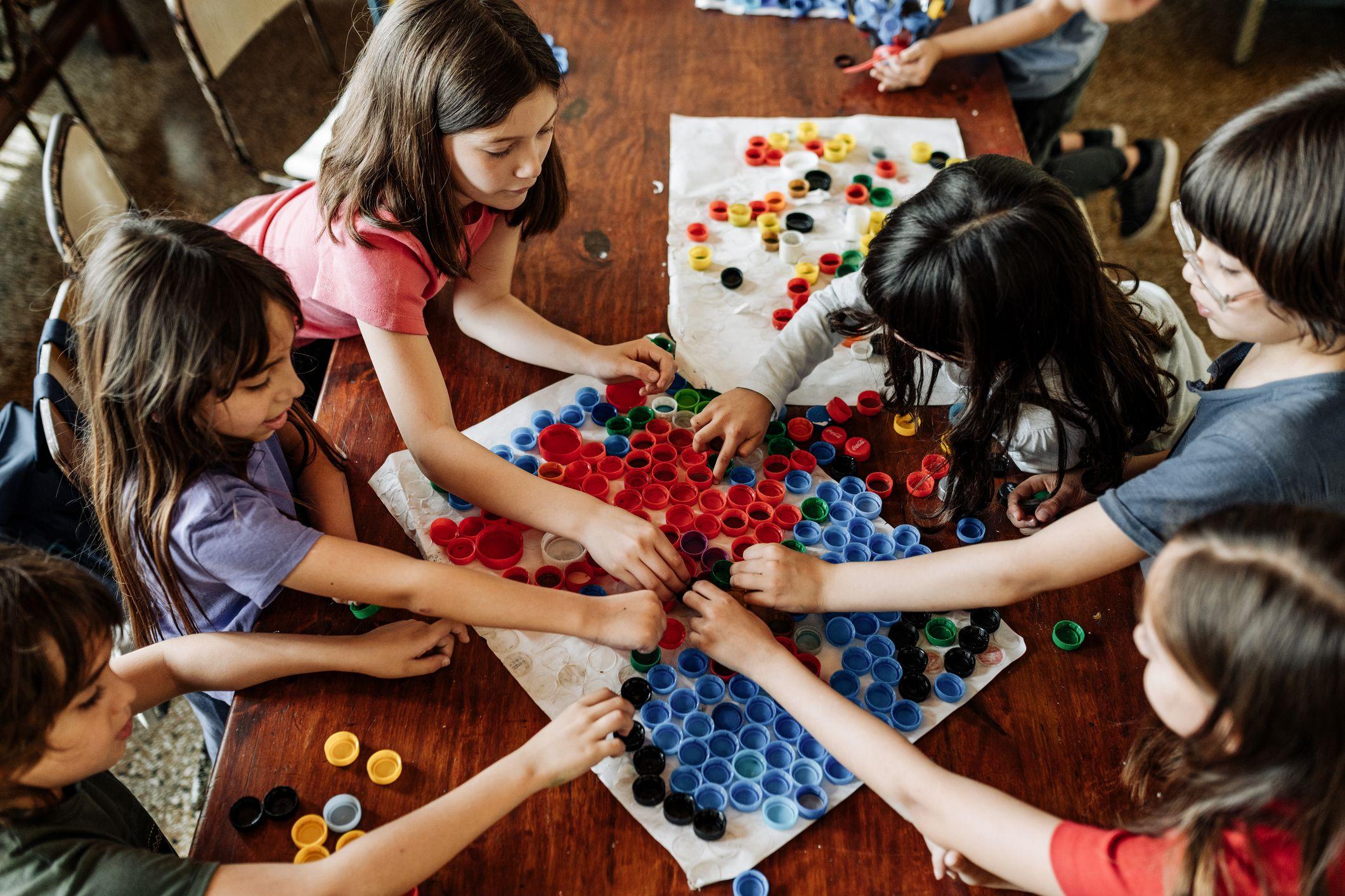 Varios niños realizando una tarea juntos