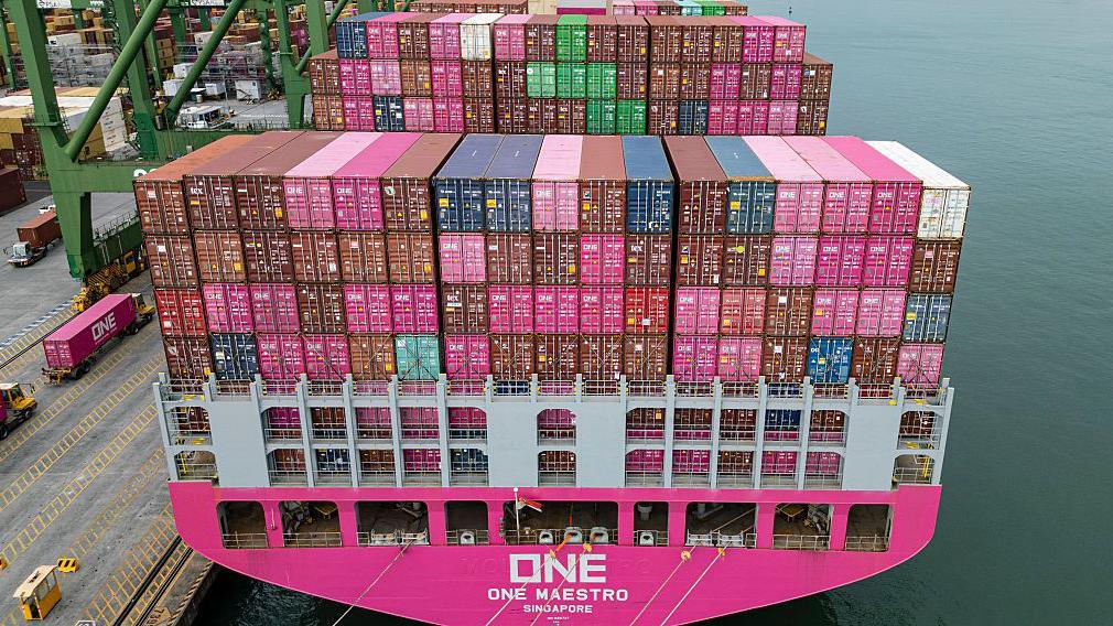 Un barco carguero amarrado en un puerto