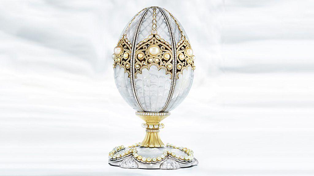 صورة لبيضة اللؤلؤ المصنوعة من 139 لؤلؤة بيضاء ناعمة، و3305 ماسة، وبلورات صخرية منحوتة على قاعدة من الذهب الأبيض والأصفر