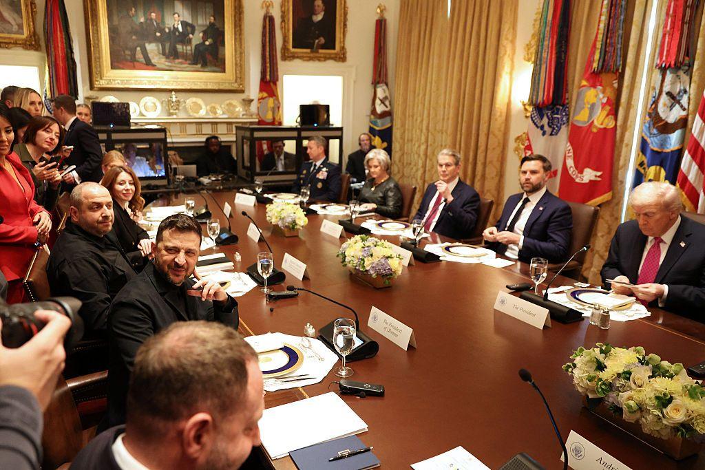 O presidente da Ucr&acirc;nia, Volodymyr Zelensky, se re&uacute;ne em almo&ccedil;o com o presidente dos Estados Unidos, Donald Trump, na Sala do Gabinete da Casa Branca, em Washington D.C