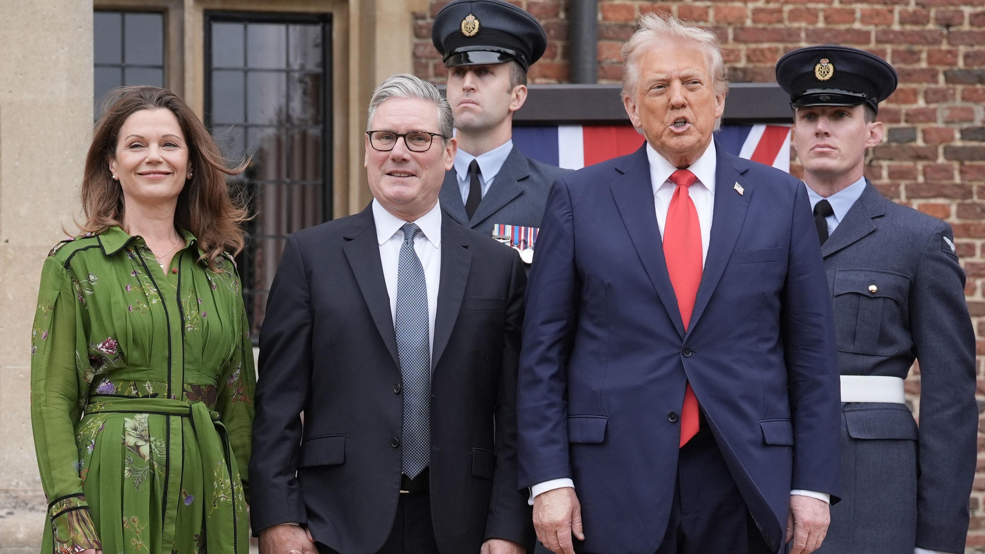 رئيس الوزراء السير كير ستارمر (الثاني من اليسار) والسيدة فيكتوريا ستارمر يستقبلان الرئيس الأمريكي دونالد ترامب في تشيكرز، بالقرب من أيلزبري في باكينغهامشير، في اليوم الثاني من زيارة الرئيس الرسمية الثانية إلى المملكة المتحدة.