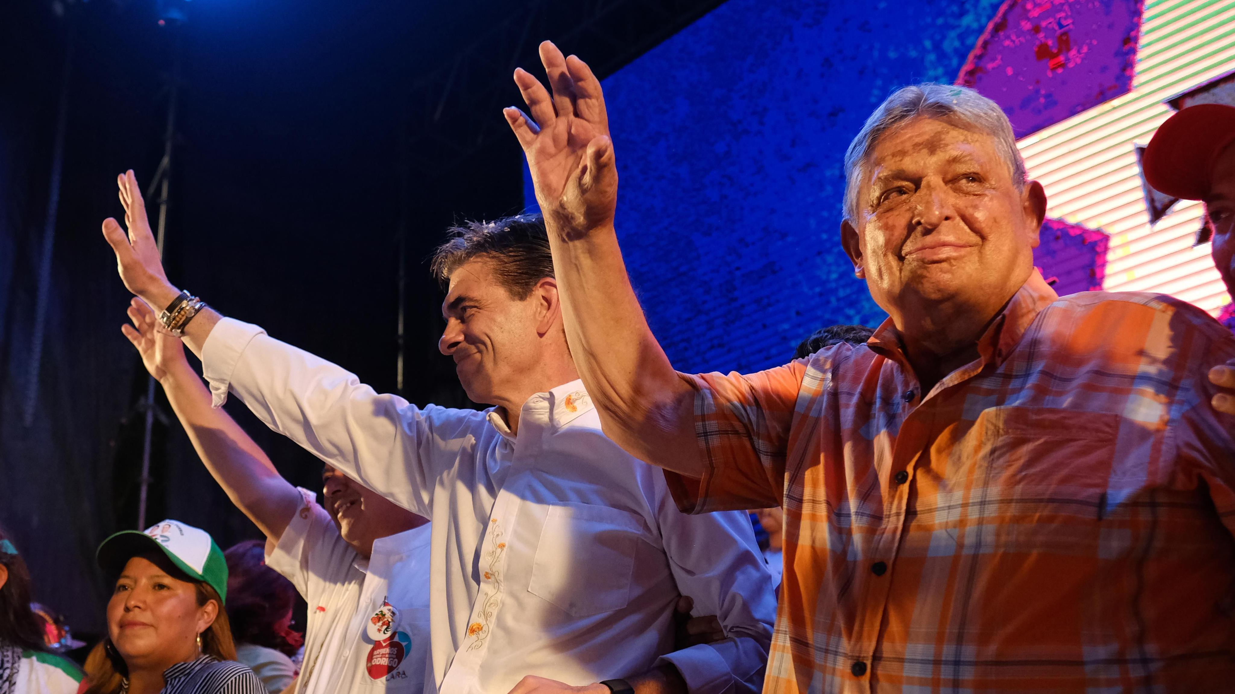 Rodrigo Paz posa con su padre, el expresidente boliviano Jaime Paz Zamora, en   el acto de clausura de su campaña en Tarija, Bolivia, el 15 de octubre de 2025.