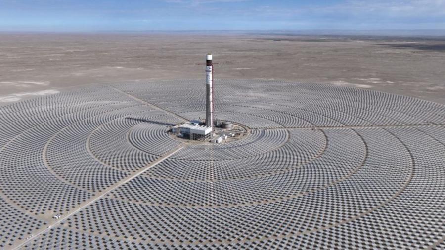 2024年7月16日，中國甘肅省酒泉市的光熱電站施工現場鳥瞰圖。該電站有一個內熱塔和25,594多面定日鏡，佔地面積30平方米。建成後年發電量可達13.7億千瓦時。
