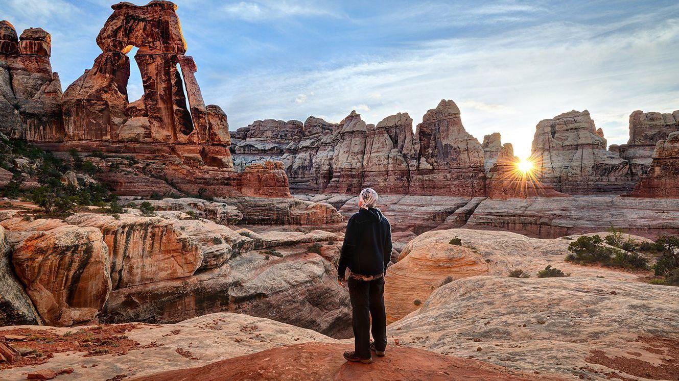 شخص يقف وسط منظر طبيعي