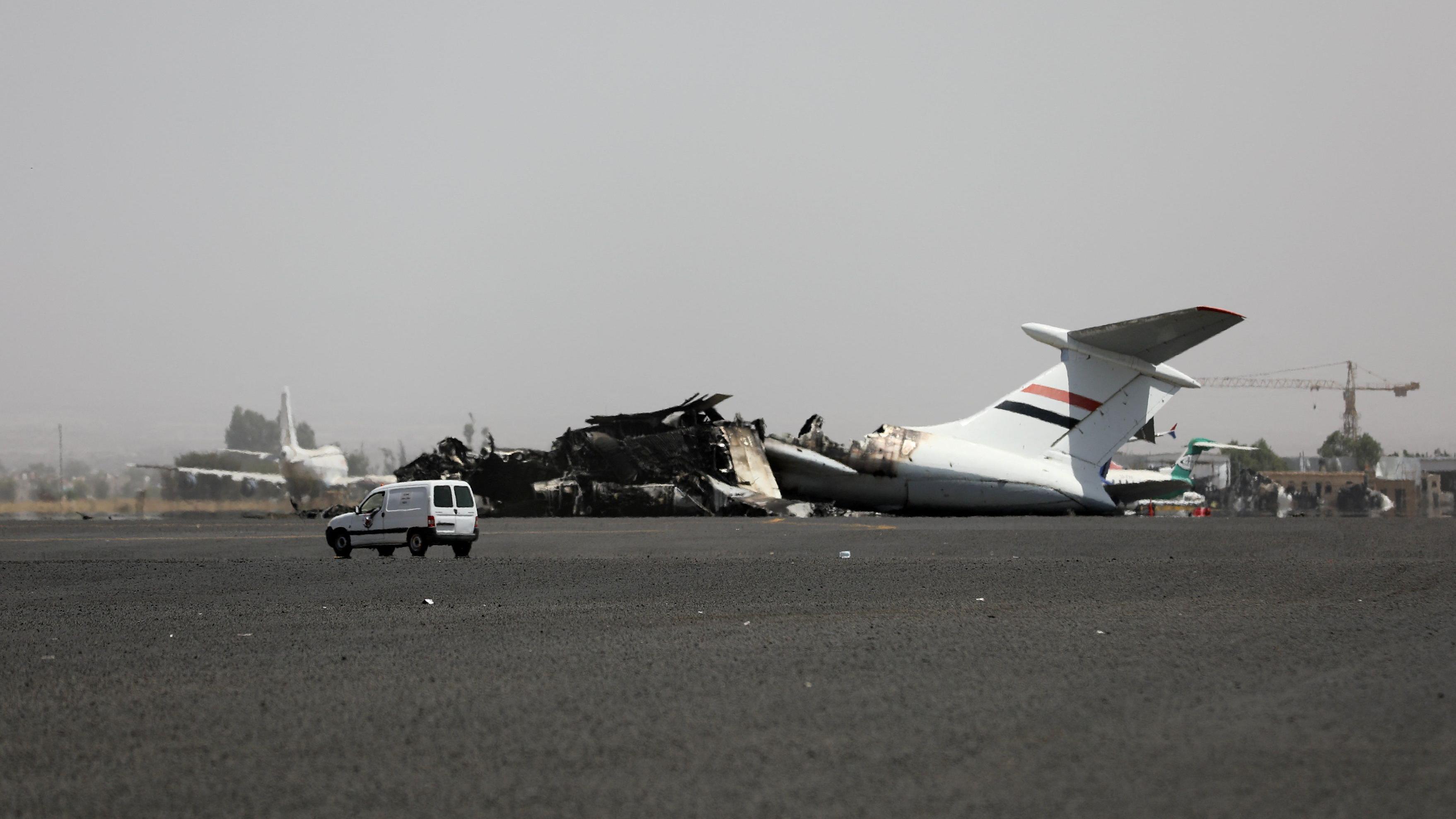 الحوثيون يتوعدون برد "مزلزل" على إسرائيل رغم حديث عن اتفاق لوقف إطلاق النار مع الولايات المتحدة 2 منظر عام لطائرة مدمرة في مطار صنعاء الدولي بعد غارة إسرائيلية