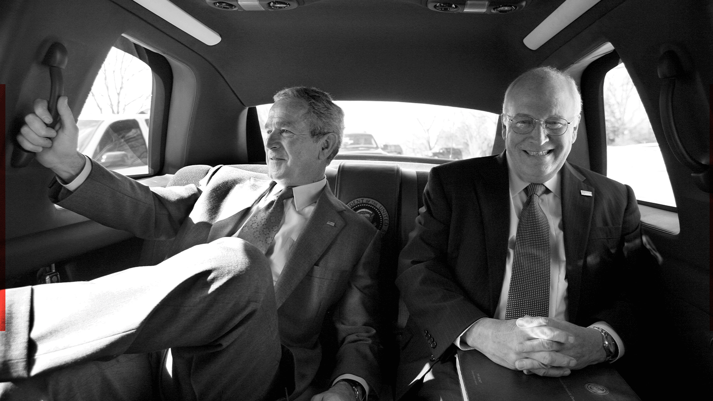 一張喬治·布希與迪克·切尼坐在計程車後座的黑白照片。