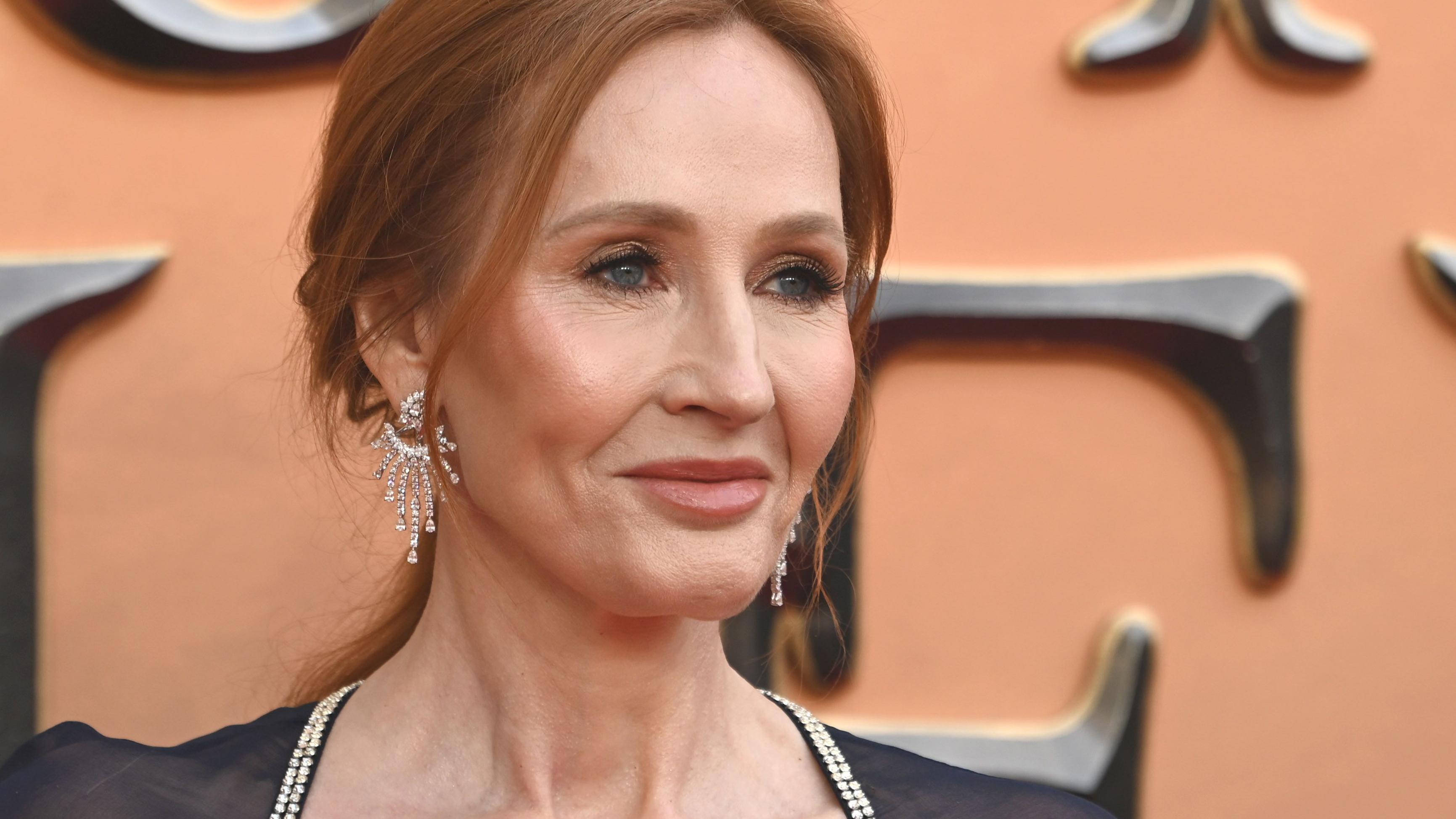 J.K. Rowling na estreia mundial de Animais Fant&aacute;sticos: Os Segredos de Dumbledore, em Londres, em 2022