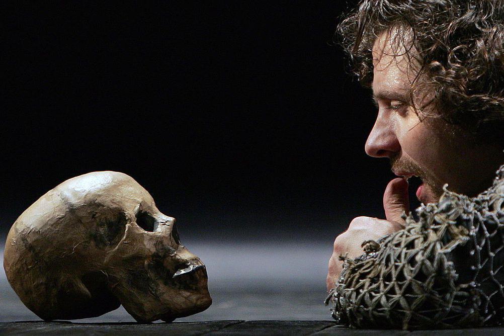 Hamlet olha para uma caveira, em uma cena do famoso mon&oacute;logo da obra de Shakespeare, em um ensaio de 2006 na R&uacute;ssia