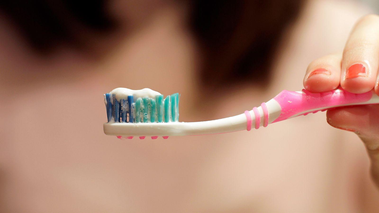 많은 치약에는 칫솔에 있는 박테리아를  제거하는 데 도움이 되는 항균 성분이 포함돼 있다