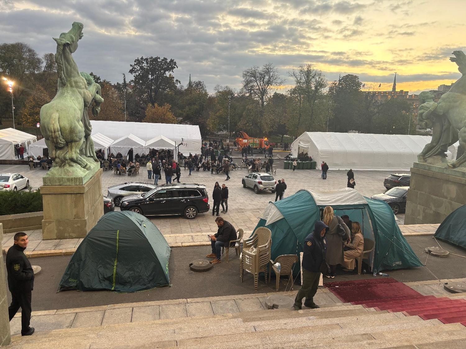 šatorski kamp ispred skupštine srbije, šatori ispred skupštine srbije, ćacilend