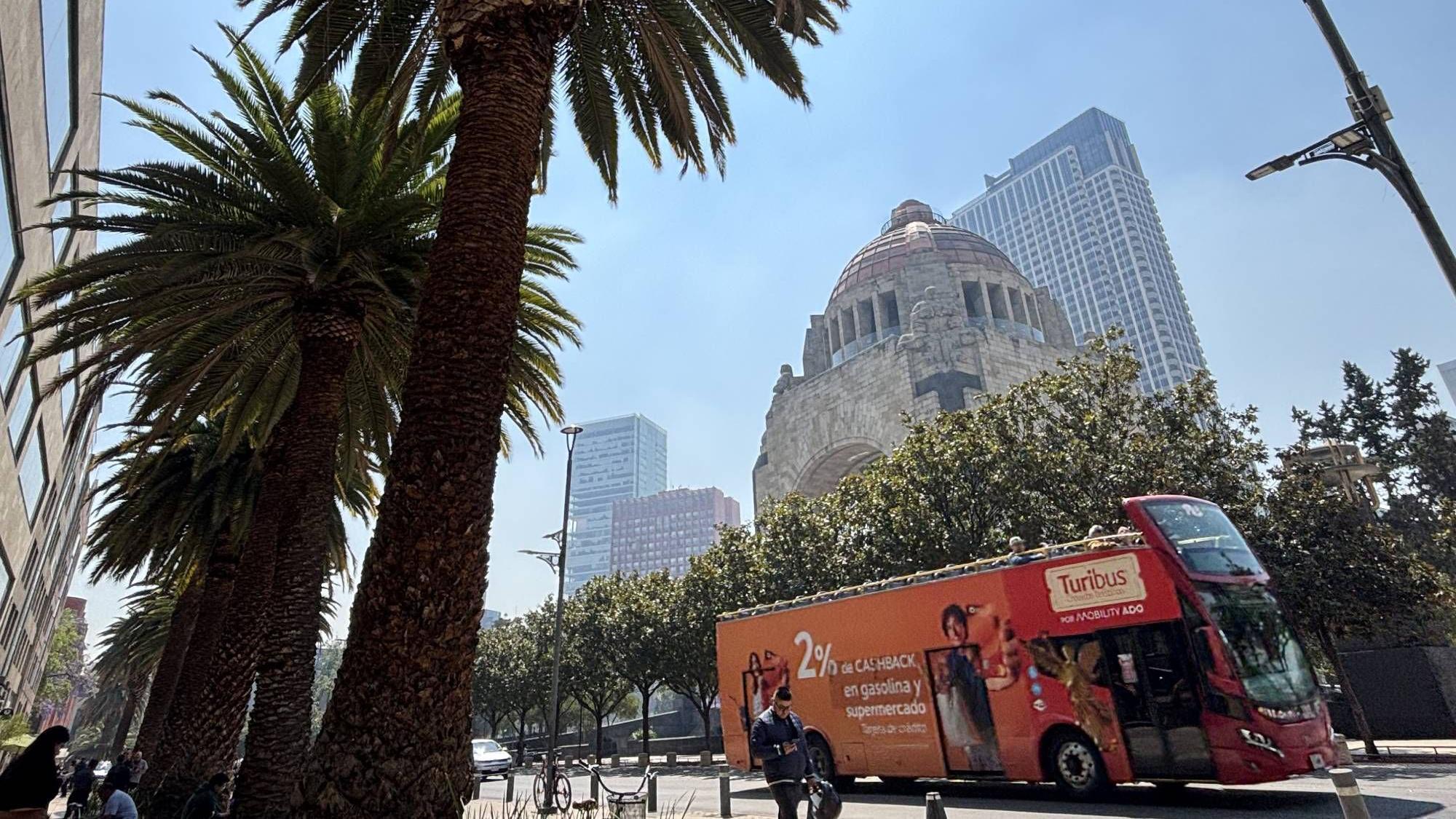 Vista de Little L.A., con sus características palmeras y el Monumento a la Revolución como epicentro.