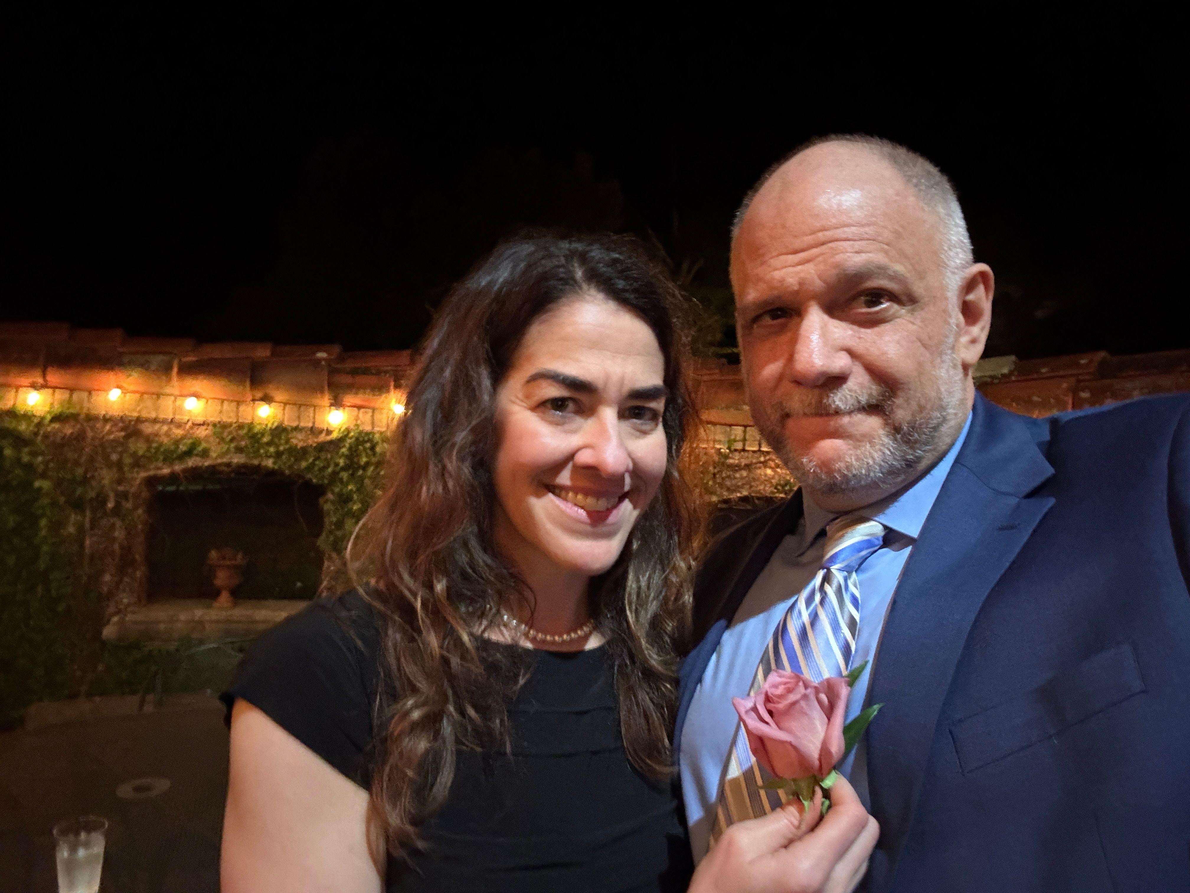 Molly Roden Winter y su marido vestidos de gala durante la noche.