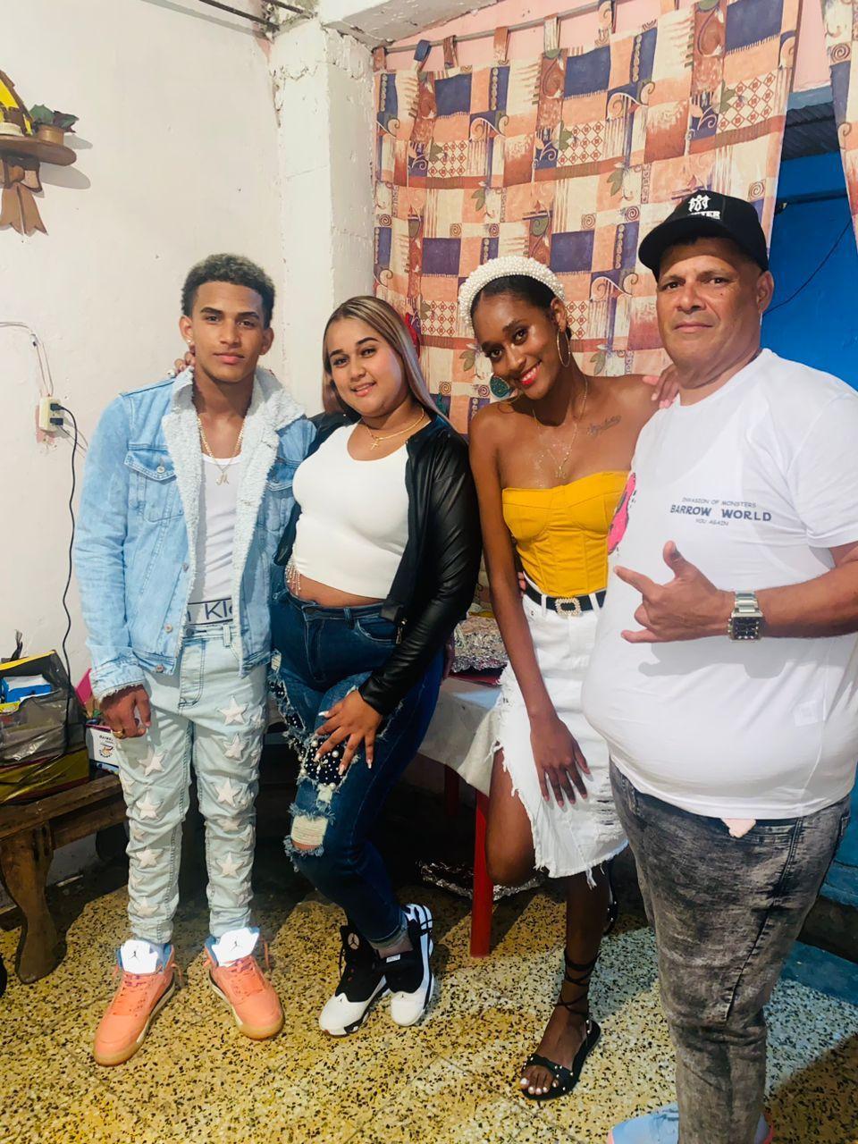 Ángel Gabriel con su familia.