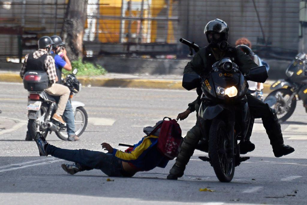 Un militar arrastra a un manifestante en Venezuela