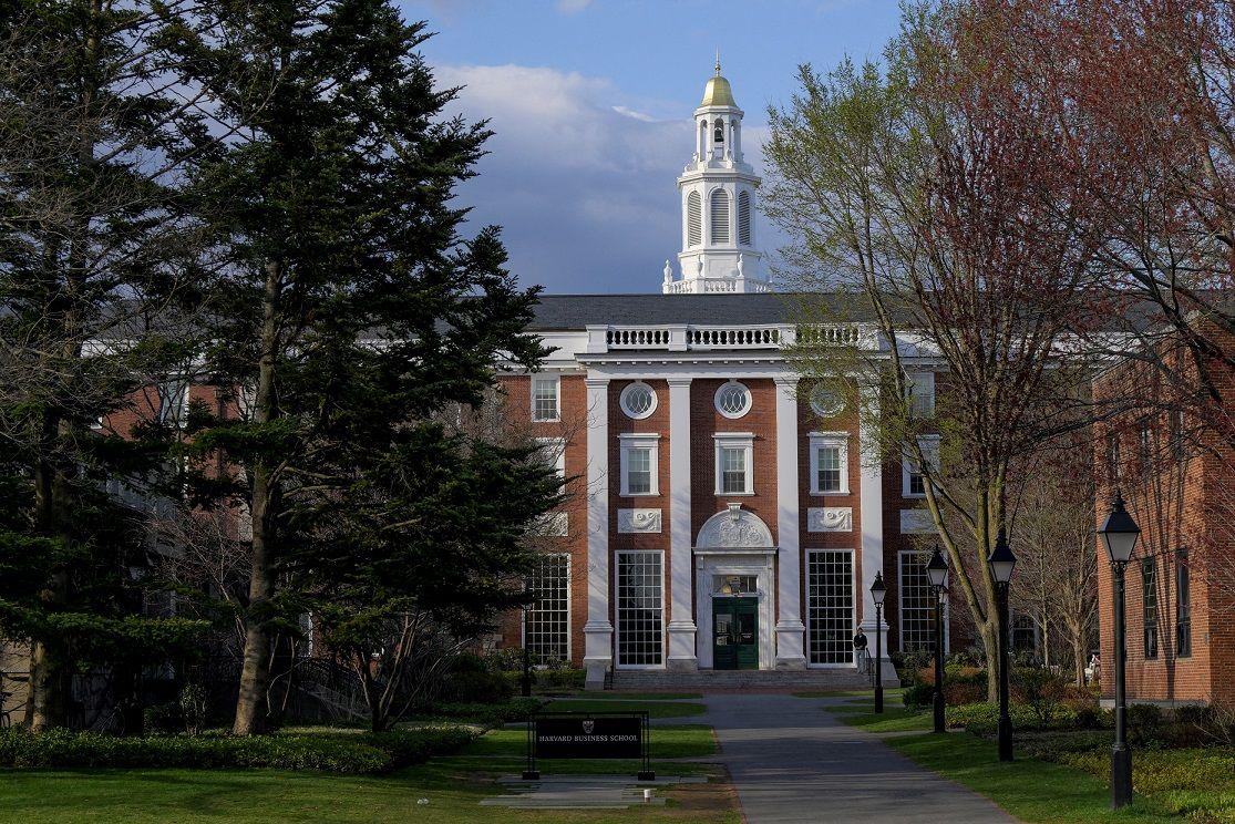 Fachada de prédio da Universidade de Harvard