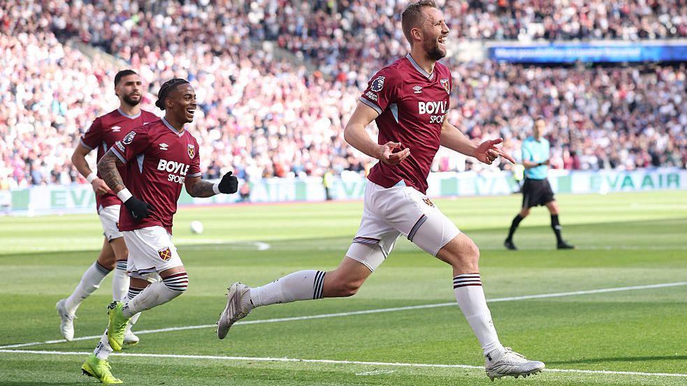 Premier League: West Ham & Liverpool lead, Spurs goalless at Wolves