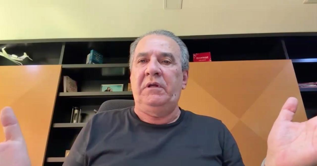 Malafaia gesticulando durante entrevista online