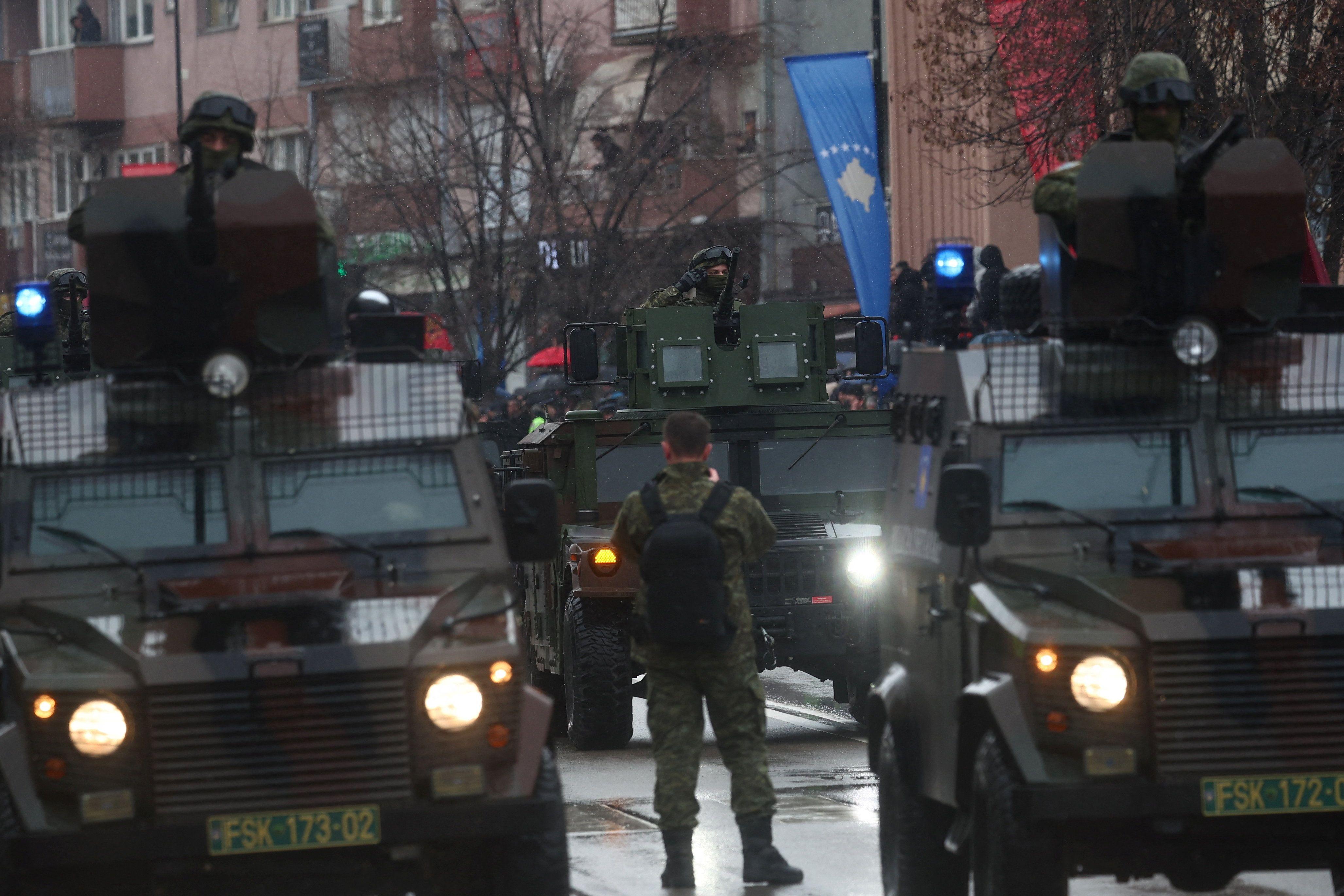 Pripadnici Kosovskih bezbednosnih snaga marširaju na paradi tokom proslave 18. godišnjice nezavisnosti Kosova u Prištini