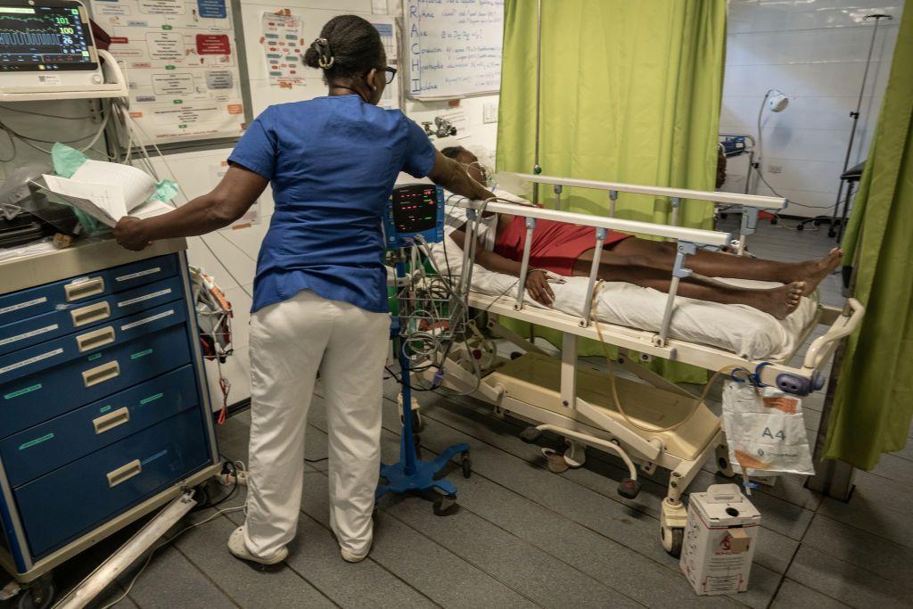 Enfermera de MSF atiende a paciente