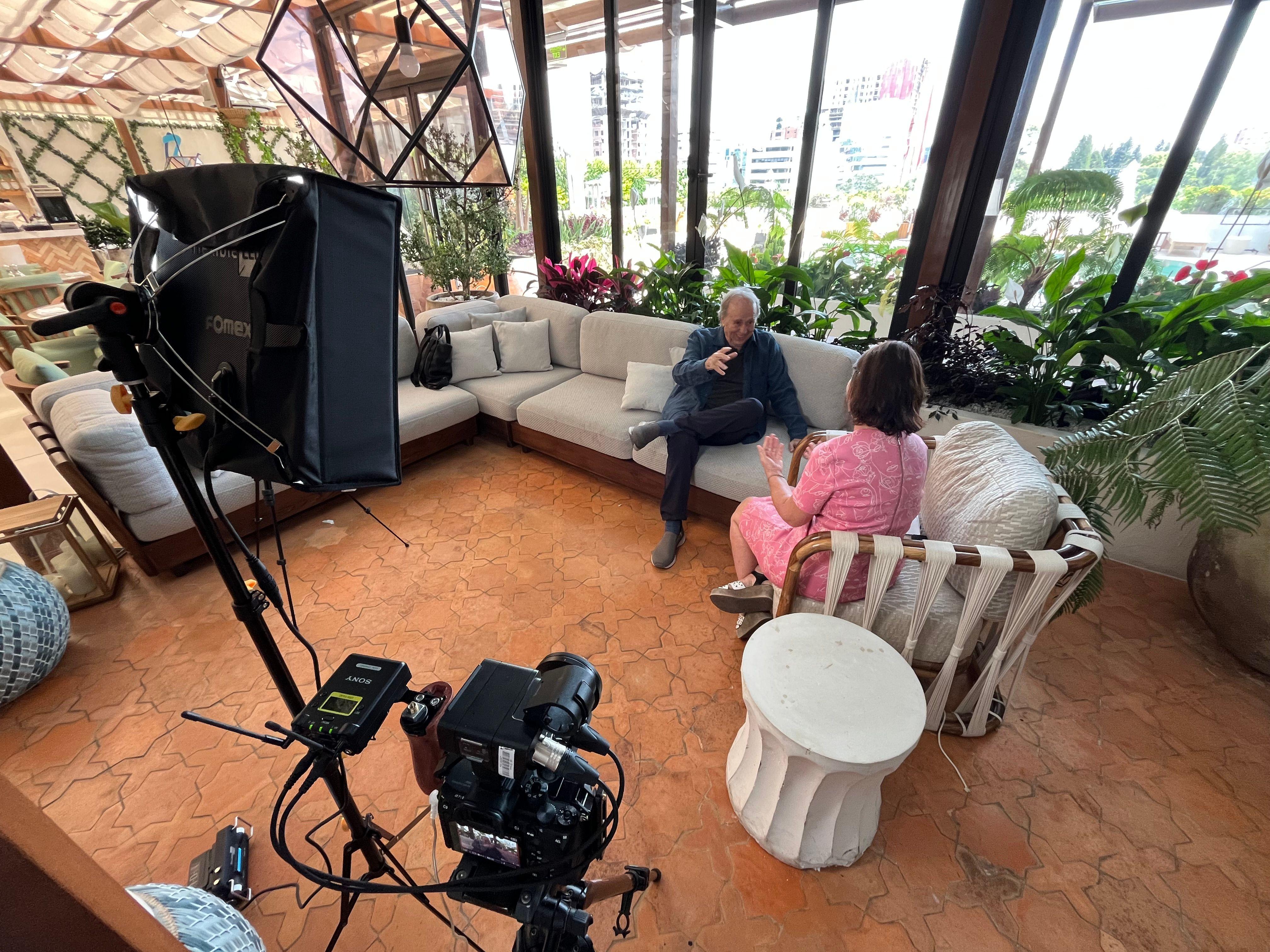Joan Manuel Serrat y Carolina Robino en entrevista