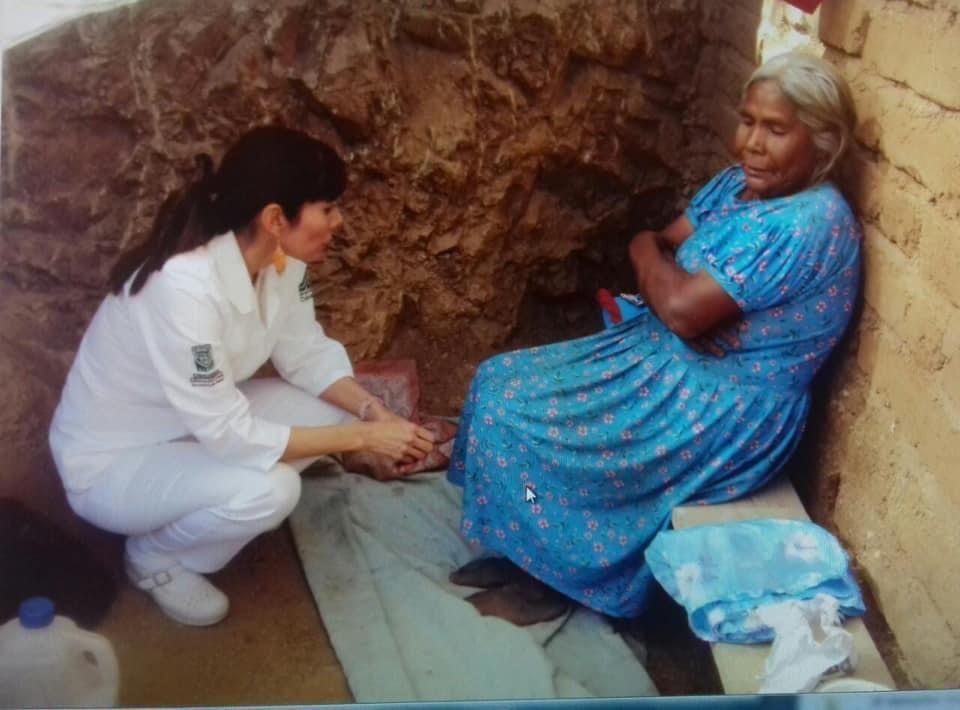 Julia Paredes con una mujer rarámuri