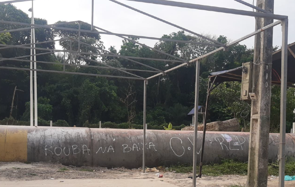 'Rouba na baixa C.V' escrito em cano, perto de mata