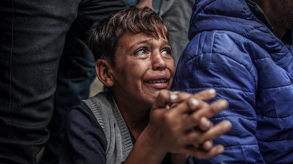 Un niño de unos  o  años llora desesperado en Gaza con el rostro compungido por el dolor
