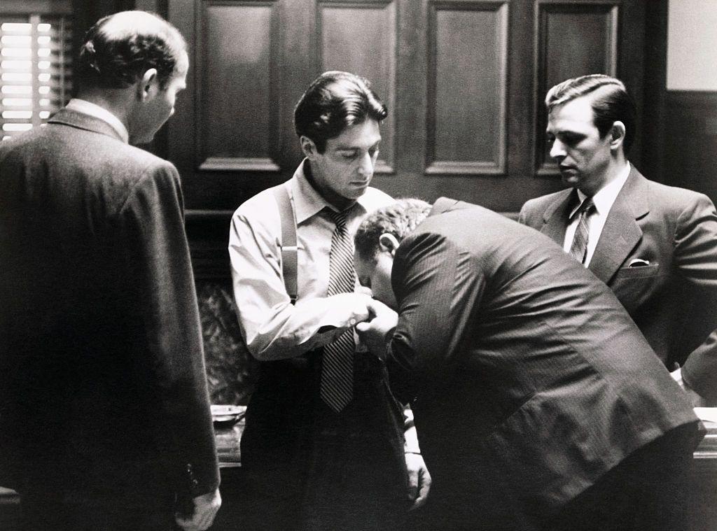 Clemenza le besa la mano a Michael Corleone, quien acaba de convertirse en El Padrino, hacia el final de la primera entrega de la galardonada saga de Francis Ford Coppola