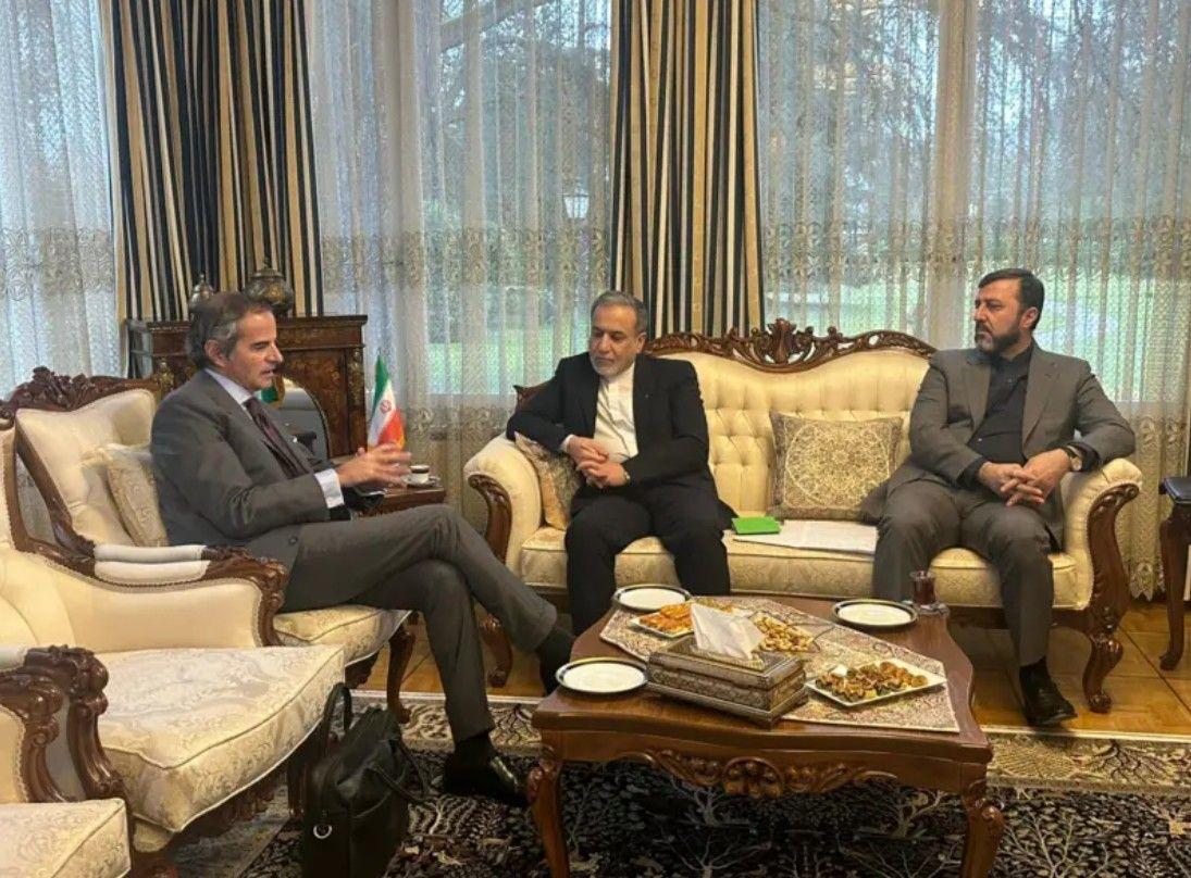 وزير الخارجية الإيراني عباس عراقجي المدير العام للوكالة الدولية للطاقة الذرية رفائيل غروسي
