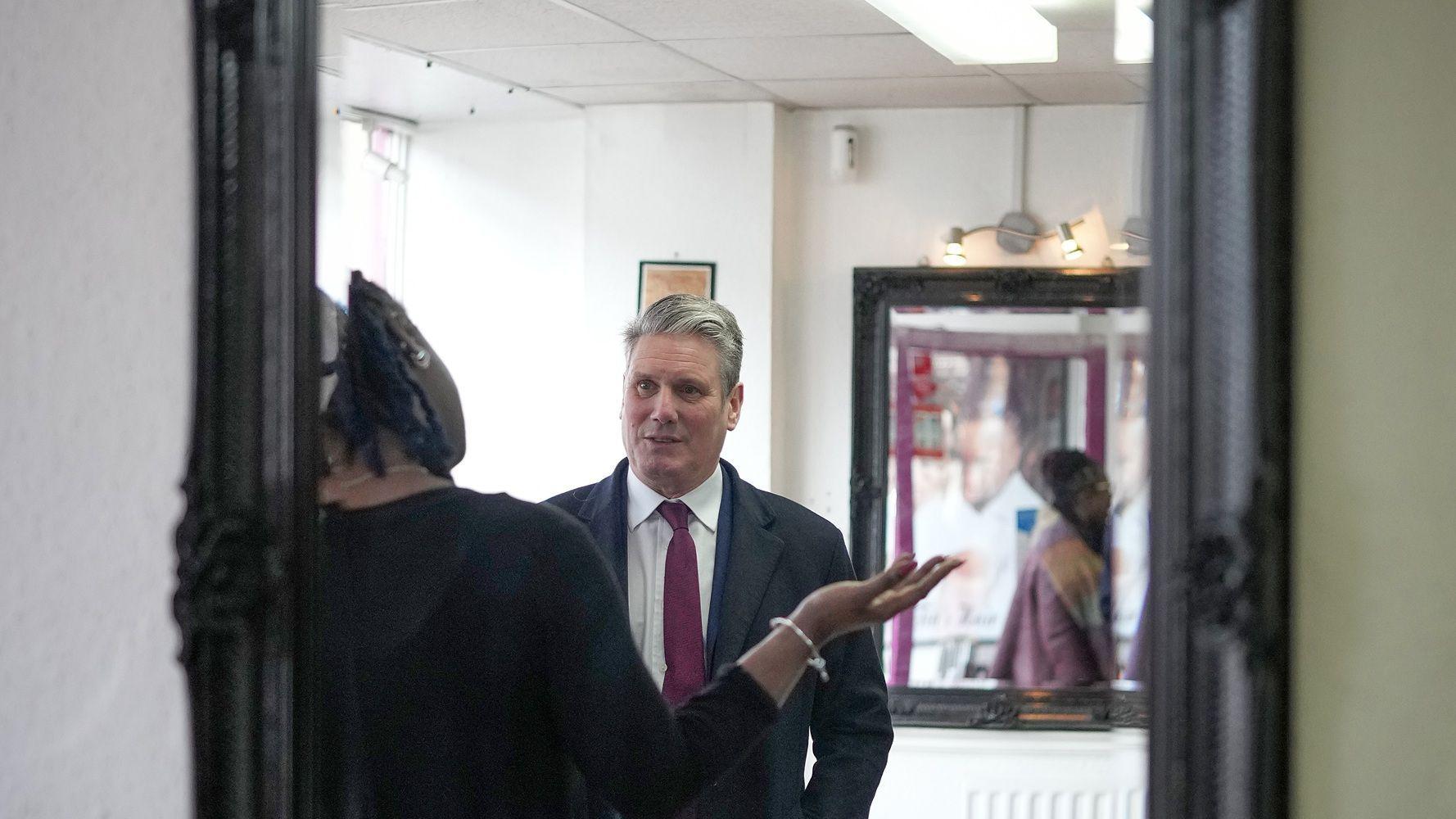 زار زعيم حزب العمال، السير كير ستارمر، صالون حلاقة محليًا في شارع إردينغتون هاي ستريت خلال جولة حزب العمال "الأمن والازدهار والاحترام"، في 16 فبراير/شباط 2022 في إردينغتون، إنجلترا. 