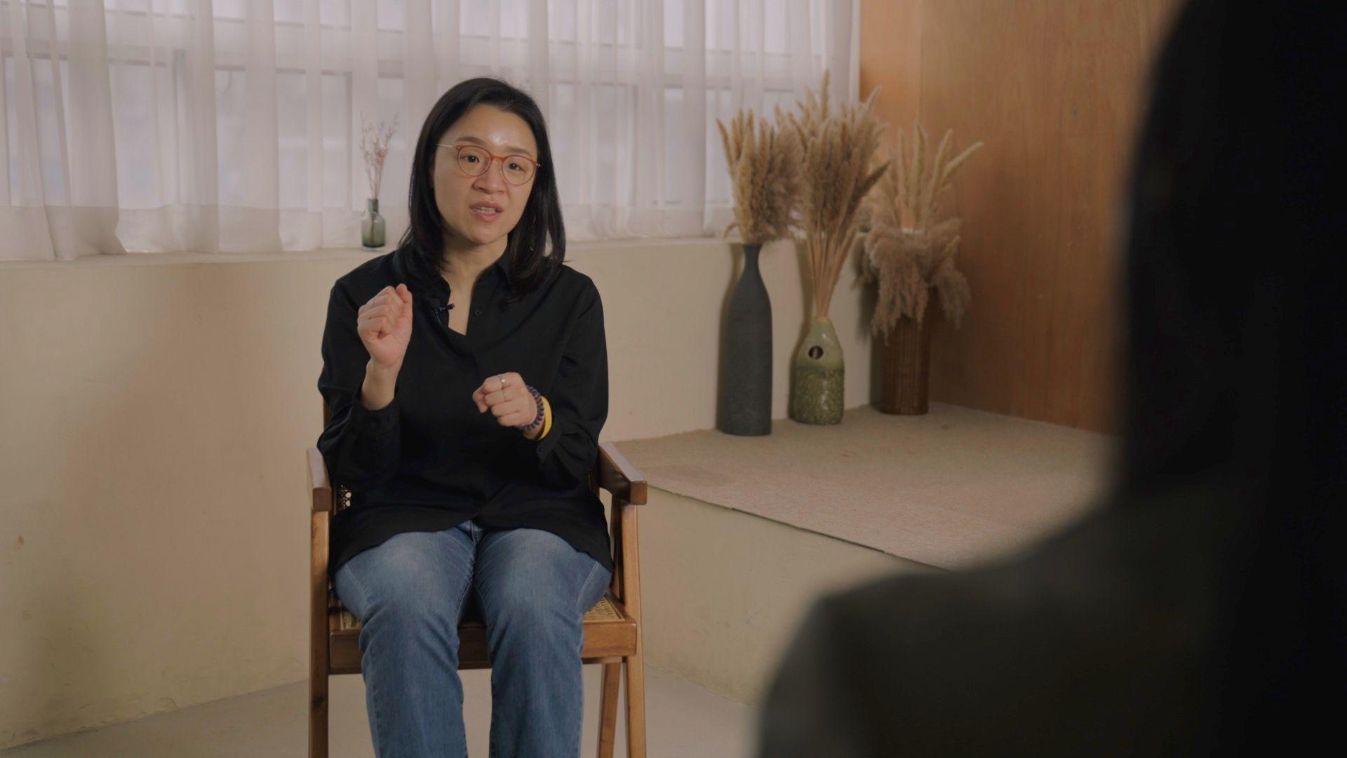 윤가은 감독이 BBC와 인터뷰를 하고 있다. 