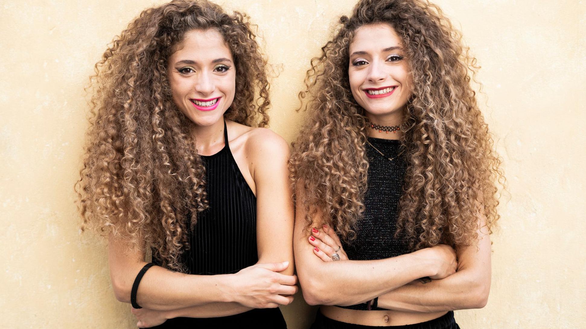 كيف يفسر العلم التشابه المذهل في سلوكيات توائم لا يعيشون مع بعضهم؟ 1 توأمان