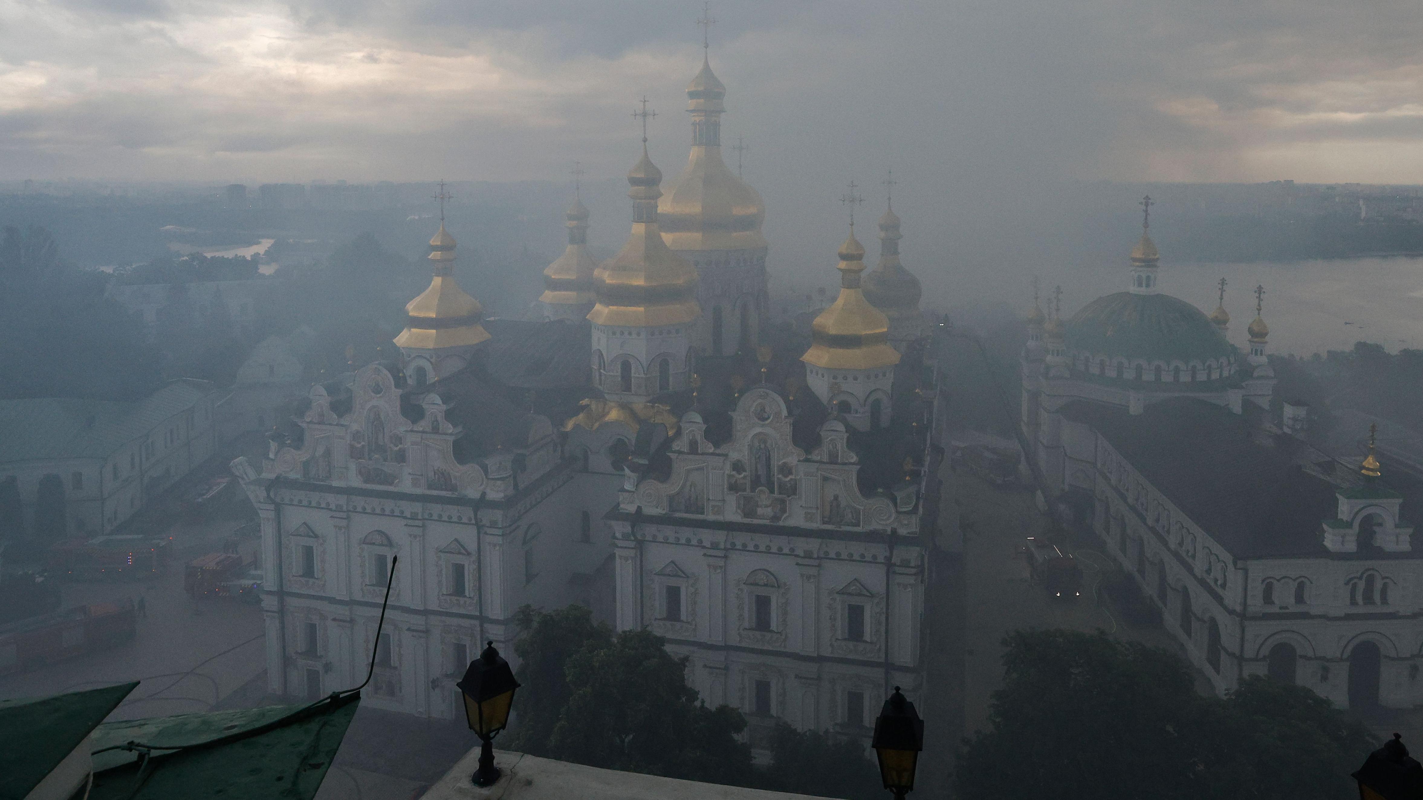Equipos de rescate ucranianos trabajan en el lugar de un ataque ruso contra la Catedral de la Dormición, en el Monasterio de las Cuevas de Kyiv (Kyiv-Pechersk Lavra), en Kyiv (Ucrania), el 15 de junio de 2026.