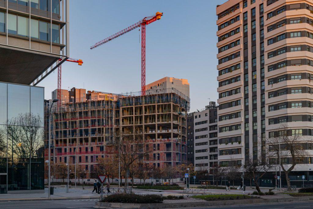 Un edificio en construcción en una calle desierta de Madrid. 